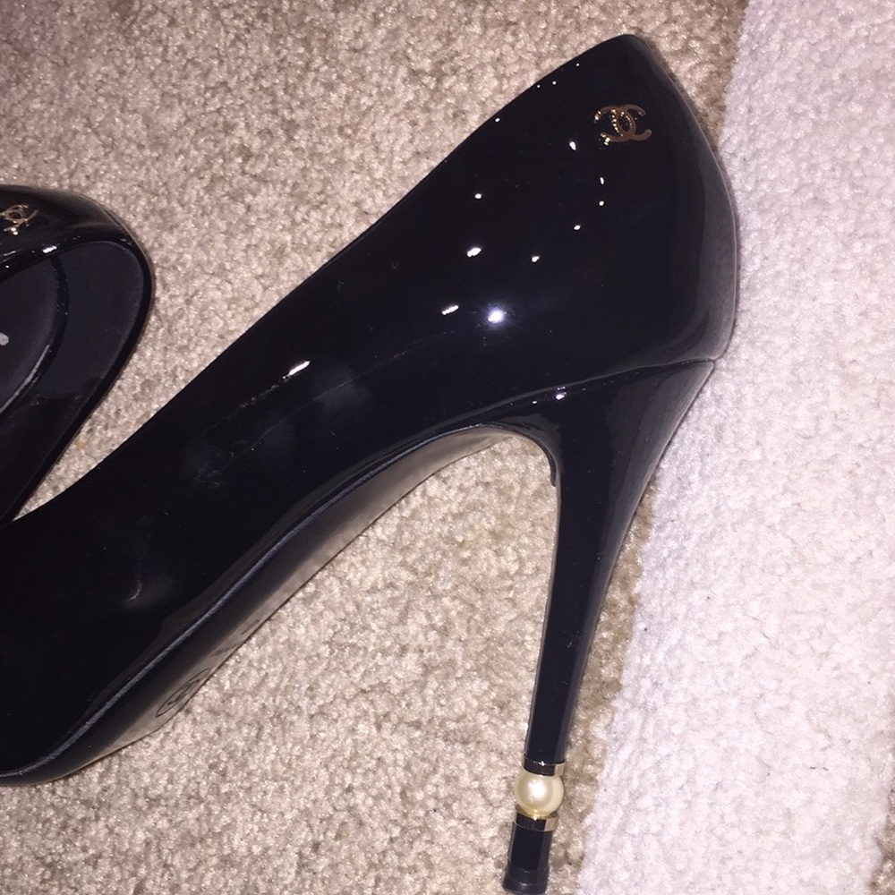 black with pearl chanel heels - Picture 7 of 8